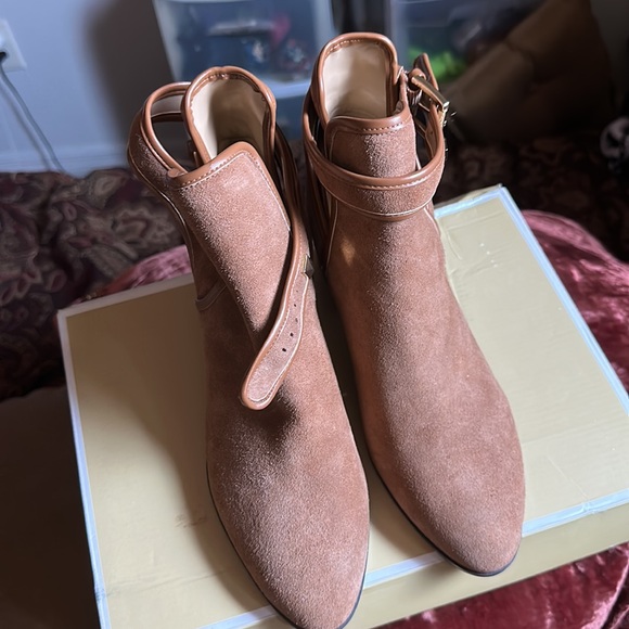 Booths - Picture 4 of 4